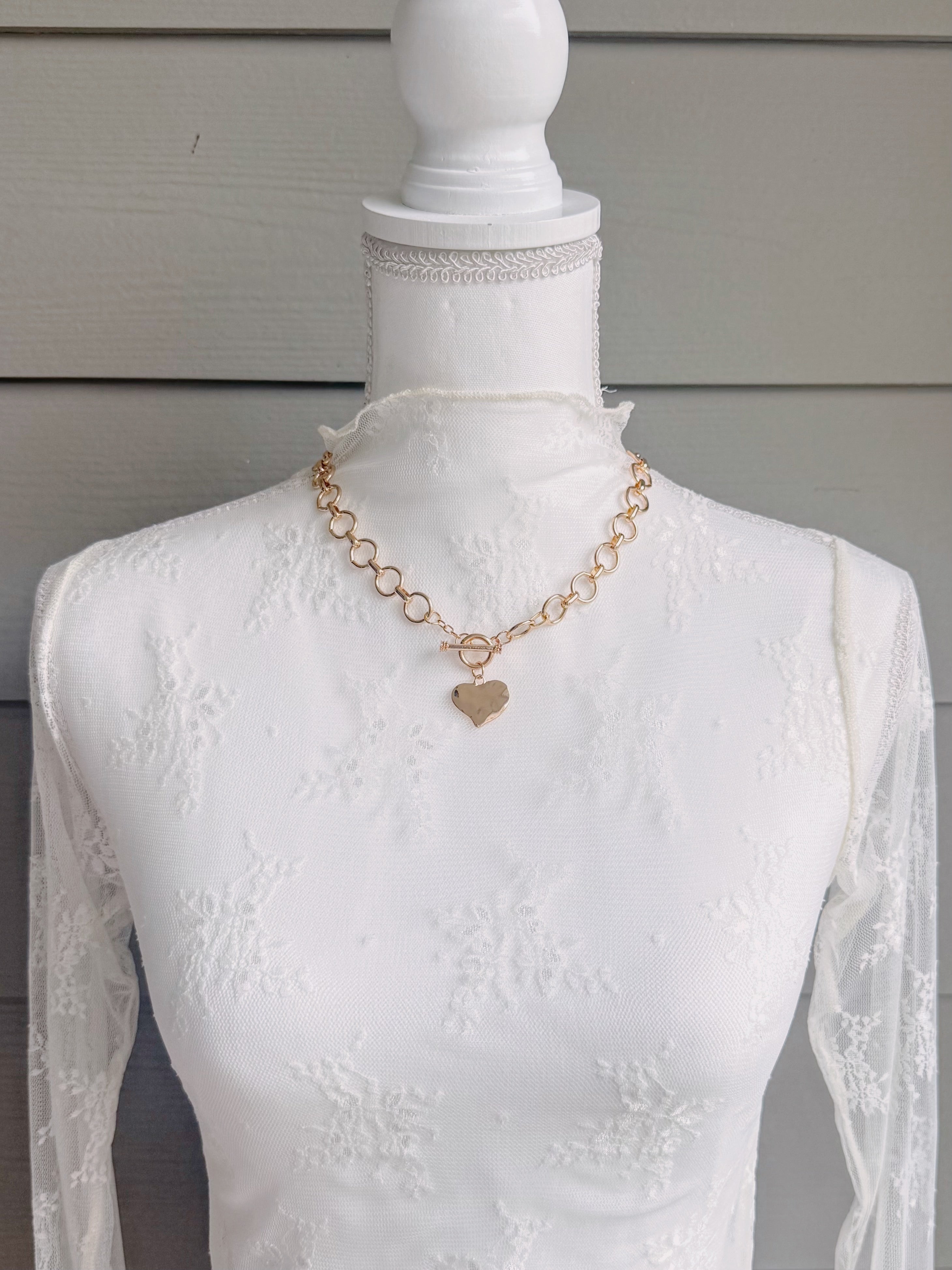 HAMMERED HEART FRONT TOGGLE NECKLACE